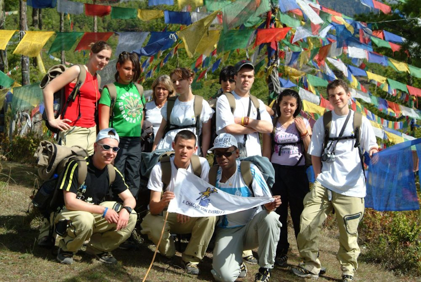 Au départ, au milieu des drapeaux à prières, une équipe soudée et souriante ! / In the starting blocks, surrounded by prayer flags, our strong and happy team