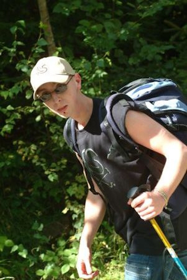 Manches retroussées et casquette bien arrimée, Jonathan est à fond !