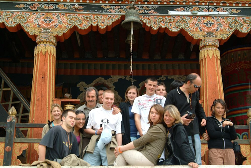 Devant l’entrée du monastère où nous apprendrons plein de choses étonnantes sur la philosophie bouddhiste. / In front of the entrance of the monastery where we learnt a lot of amazing things about Buddhist philosophy