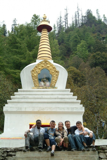Dernière étape avant le monastère ; l’occasion pour nous de faire une petite pause. / last step to the monastery. But  a little break first…