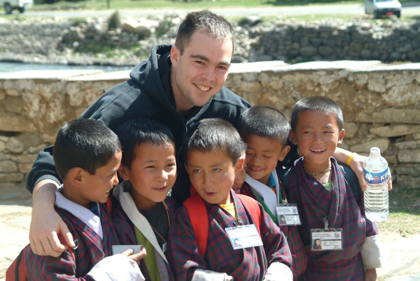 Matthieu parfaitement dans son élément fait la joie des petits bhoutanais ! / Matthieu like a fish in water making friends with young Bhutanese