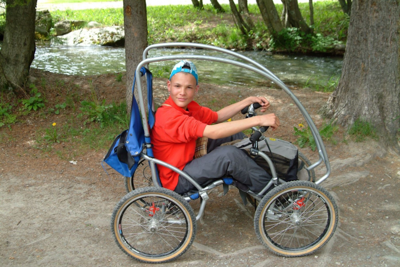 Top départ ! Yanis aux commandes de son fauteuil tout-terrain.