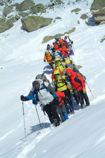 Tous en file indienne, nous faisons nos premiers pas dans la neige en essayant de prendre la trace créée par Doumé.