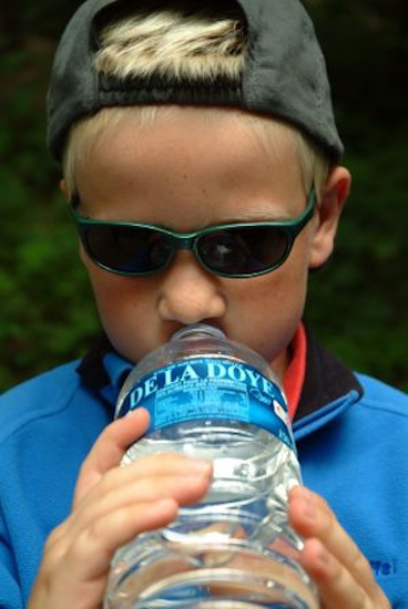 Concentré, la tête dans sa course, Robert n’oublie jamais sa bouteille d’eau en cas de soif !