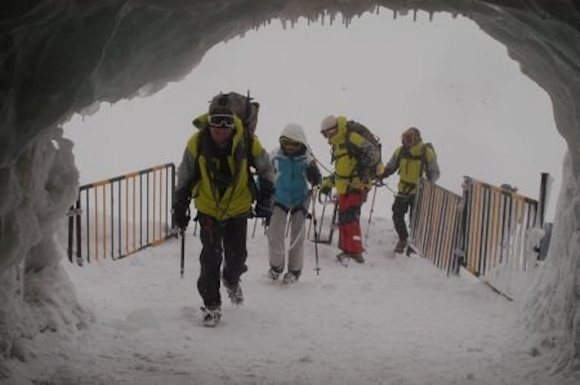 Enfin on va se retrouver au chaud grâce au téléphérique de l’Aiguille de Midi qui nous ramène au chalet !