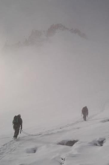Le soleil tente une percée juste pour nous éviter de tomber dans une crevasse !