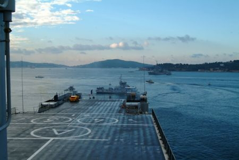 Au soleil levant, face à nous, se dessine la grande rade de Toulon qui nous ouvrira les portes de la Méditerranée.