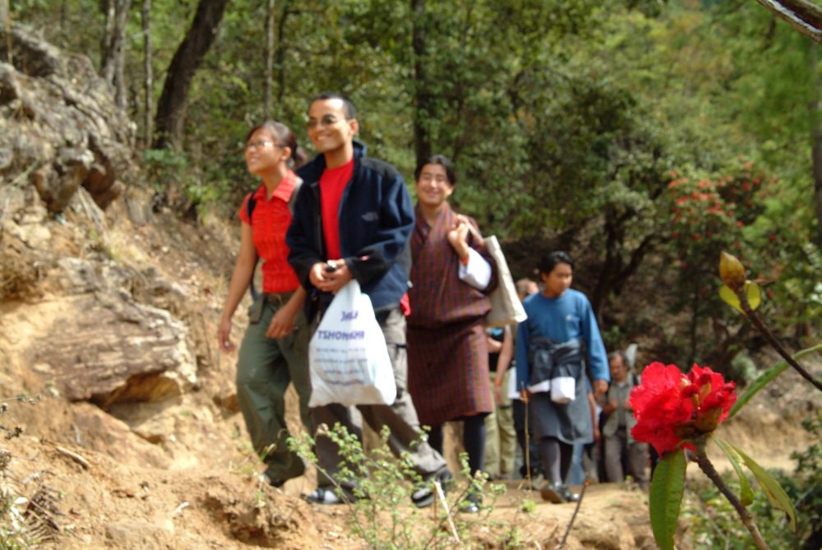 Nos copains bhoutanais grimpe en cadence avec nous et nous transmettent leur plaisir ! / Our Bhutanese friends climb in rhythm and their joy is contagious!