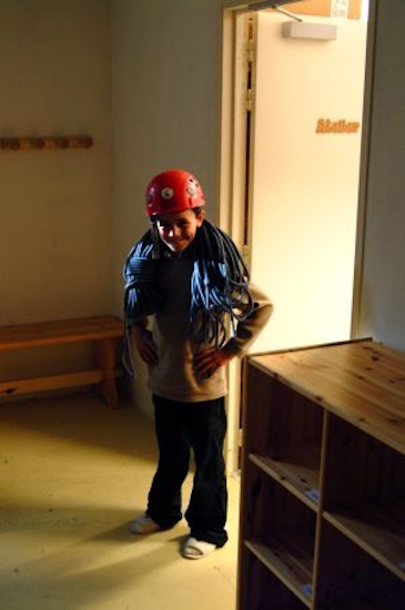 Total look pour un alpiniste hors pair, Dylan : casque, corde et … claquettes !