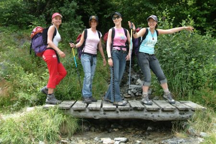 C’est pas un podium de mode les filles, c’est juste un pont !