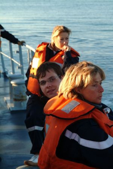 Sur le pont, entre Sylvie et Christine, Joël patiente en attendant l’arrivée sur la plage.