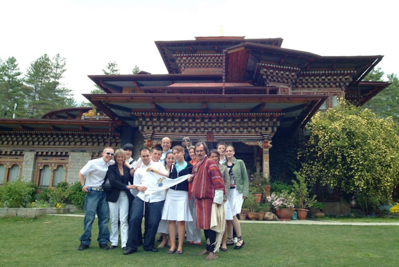 Dernière photo de groupe devant l’une des demeure constituant le palais, avant de poursuivre nos aventures… / Last group photo in front of one of the palace buildings…
