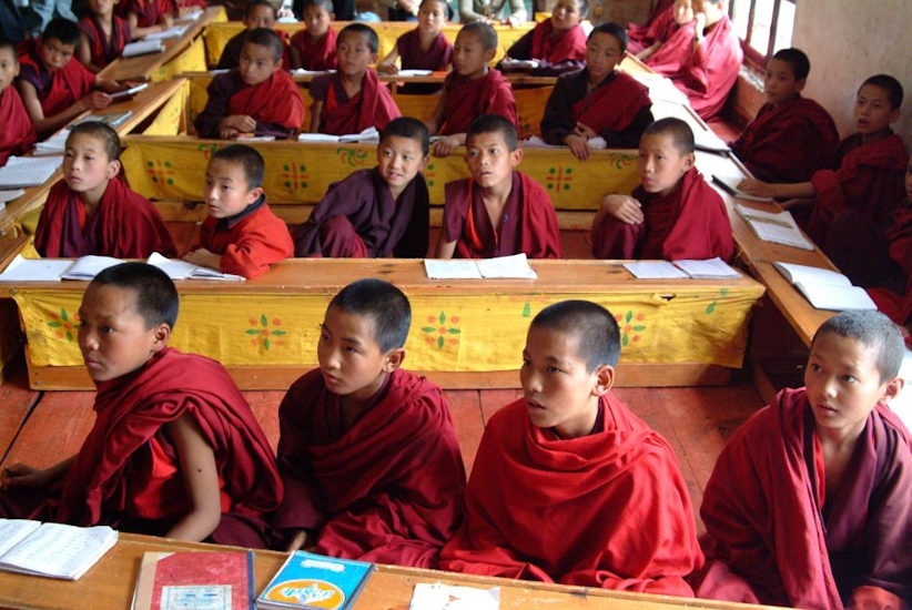 La visite des salles de classes est un véritable émerveillement tant l’esthétique religieuse réjouit l’œil ! / the visit of the classes is such a delight: so much religious aesthetics to take in!