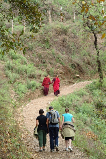 Nous poursuivons ; la présence de nombreux moines nous indiquent la proximitédu monastère. /We keep going… there is many monks, it should be to much further