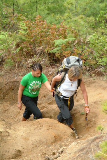 La voie se rétrécit et devient escarpée ; un petit coup de main est le bienvenu ! (Marion et Chrstine) / The path is getting steeper and narrower: a little help is welcome! (Marion et Christine)
