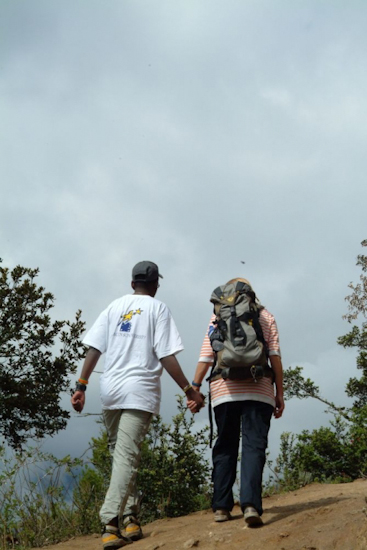 L’ascension nous permet d’admirer des paysages magnifiques et, en cas de coup de pompe, on peut compter sur une main amicale… / Going up we enjoy the magnificent scenery. In case we feel a bit tired we can always rely on a helping hand.