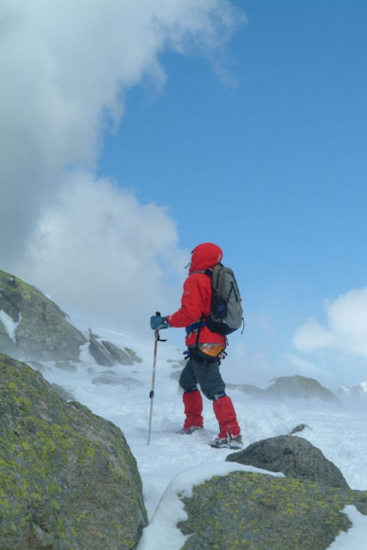 Au cœur de nuages de neige soulevés par le vent, nous progressons lentement dans un décor grandiose !