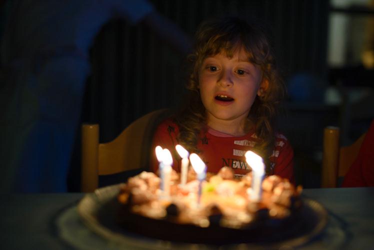 Angélina découvre son magnifique gâteau entourée de ses nouveaux amis