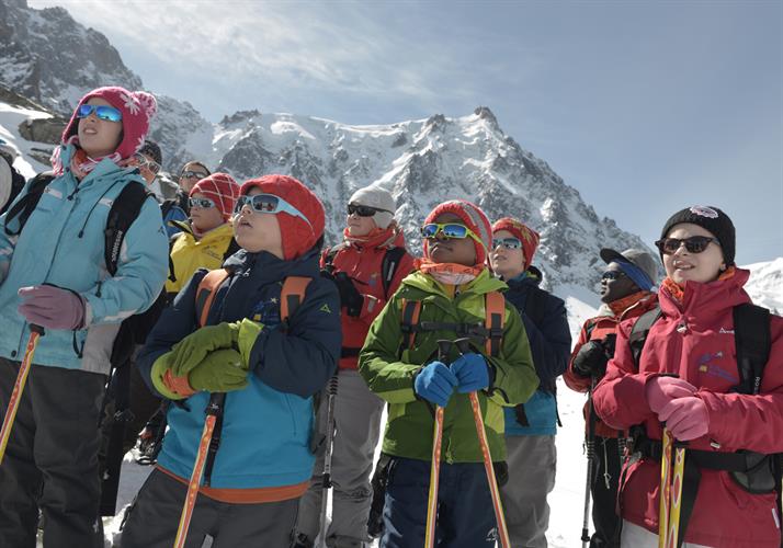 le groupe écoute les consignes du guide Marco pour la montée