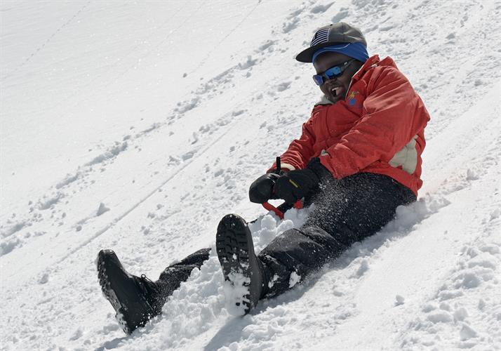 Terence en luge la descente est vertigineuse