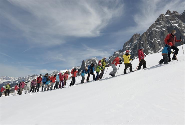 la longue cordée a repris vers le sommet