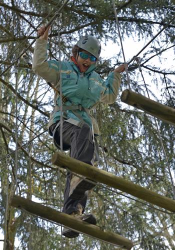 Alicia à grandes enjambées