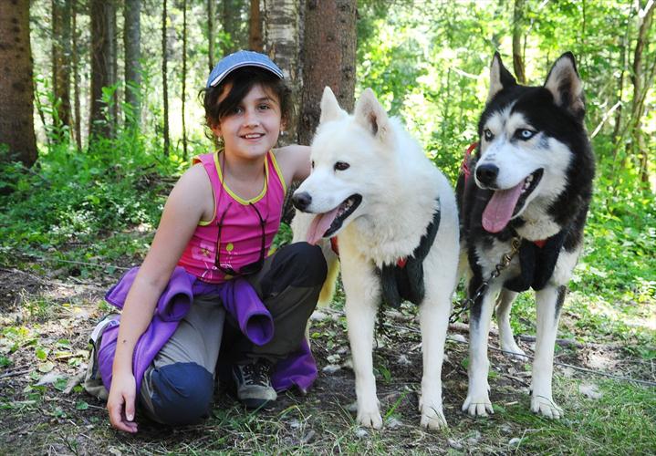 Thalie pose avec les huskies Banquise et Russia