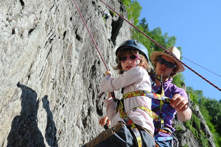 Tristan accompagne Nina pour la descente un peu plus impressionnante