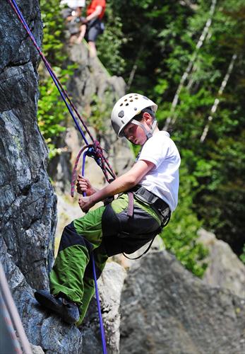 Xavier concentré sur sa descente en rappel