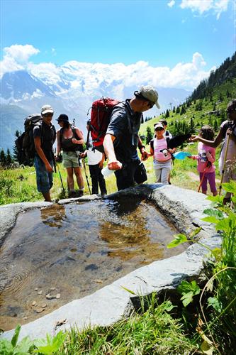 une pause rafraichissante à la fontaine