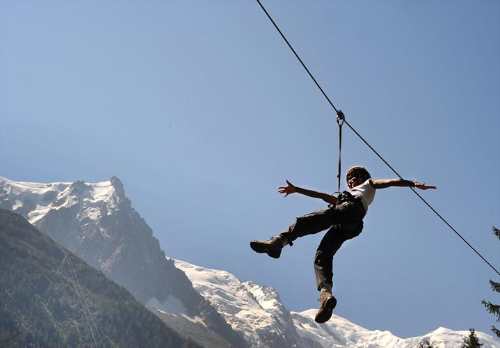 Naima dans les airs à la tyrolienne