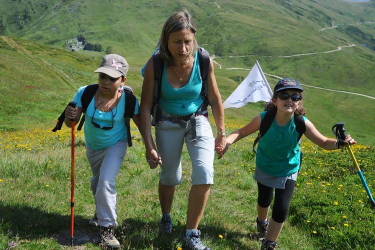 Main dans la main Méroua Sylvie et Thalie