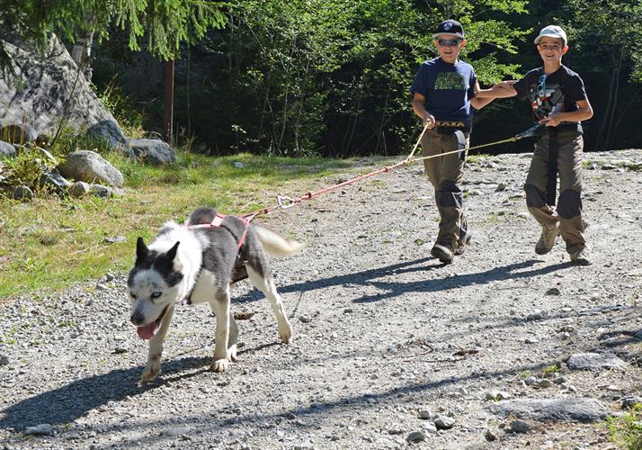 Deux techniques de descente : se tenir les coudes pour Antonin et Timéo