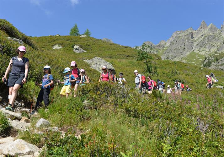 En file indienne, Anne Laure en tête, cela sent bon les rhododendrons