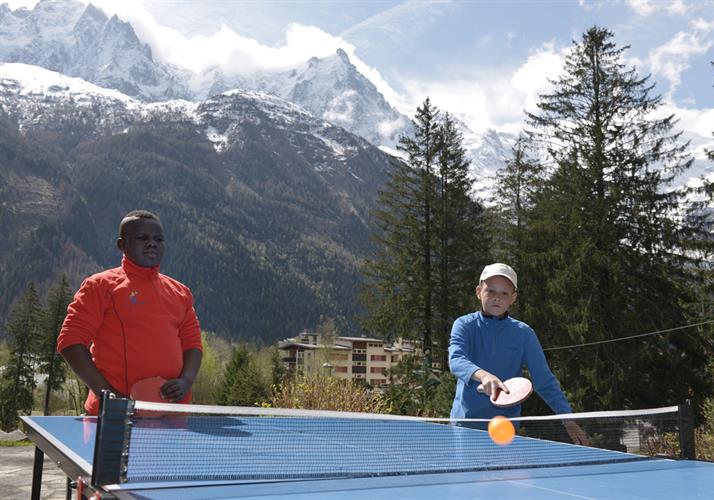 Terence et Brian fins équipiers au ping pong