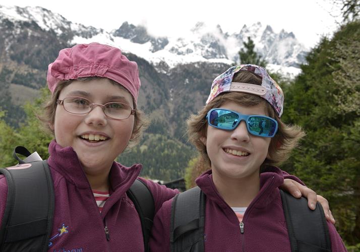 Camille et Emma sous les montagnes