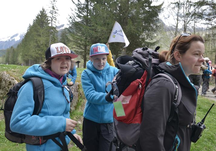 Zoé et Manon aident Hélène