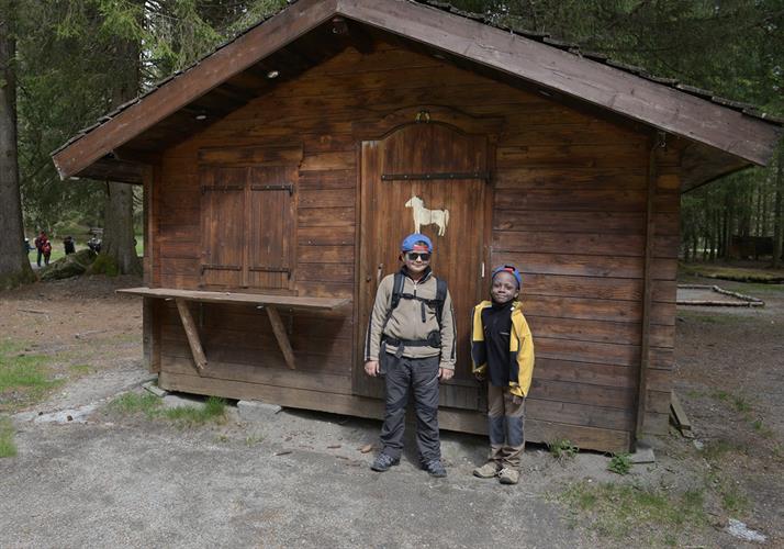 Antoine et Glenn devant la cabane du poney club