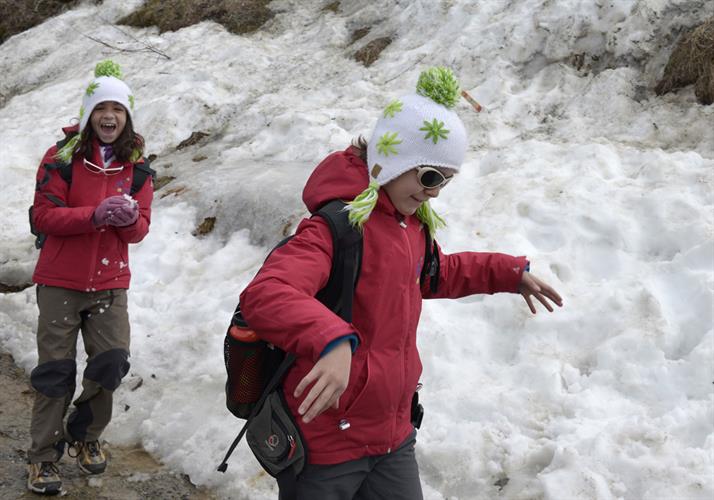 Une bataille de boule de neige entre Kawthar et Emma