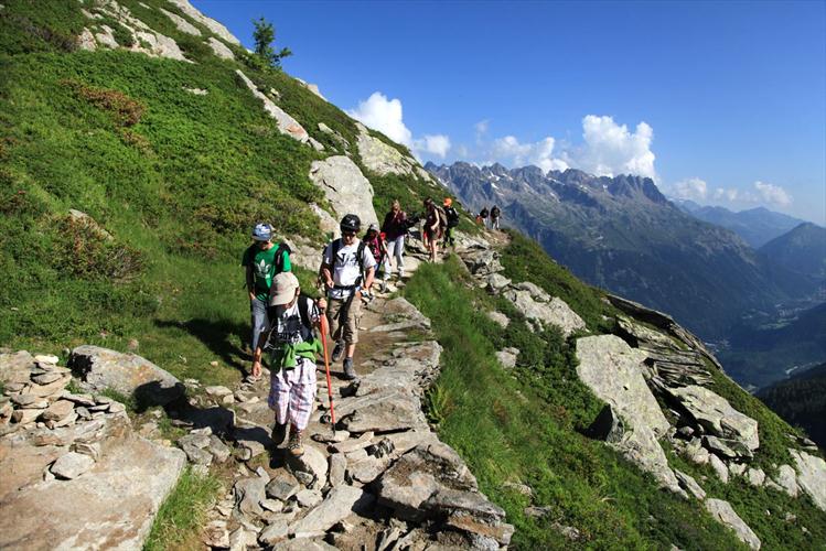 Sur le sentier en file indienne