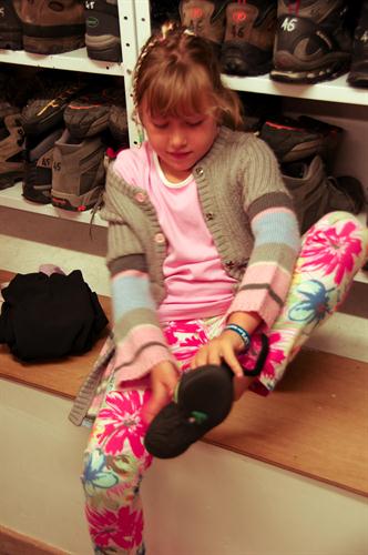 Constance trouve les bonnes chaussures pour atteindre son sommet