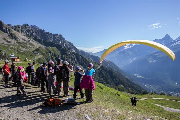 On regarde les parapentistes se lancer dans le vide