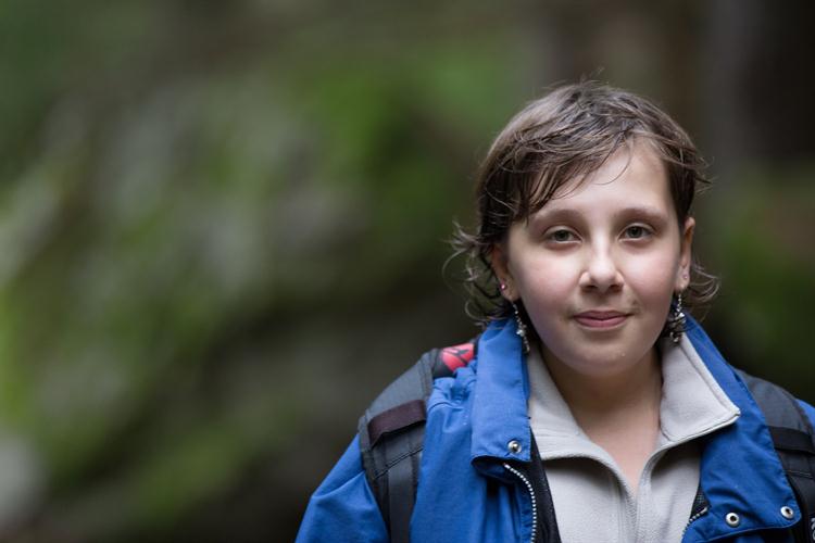 Océane qui randonne avec le sourire