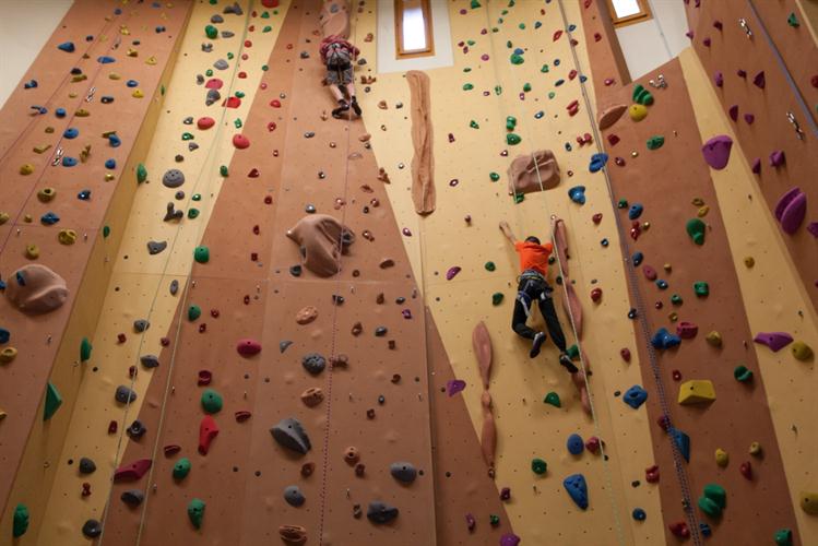 Corentin fait de grand saut (jeté en langage grimpeur)