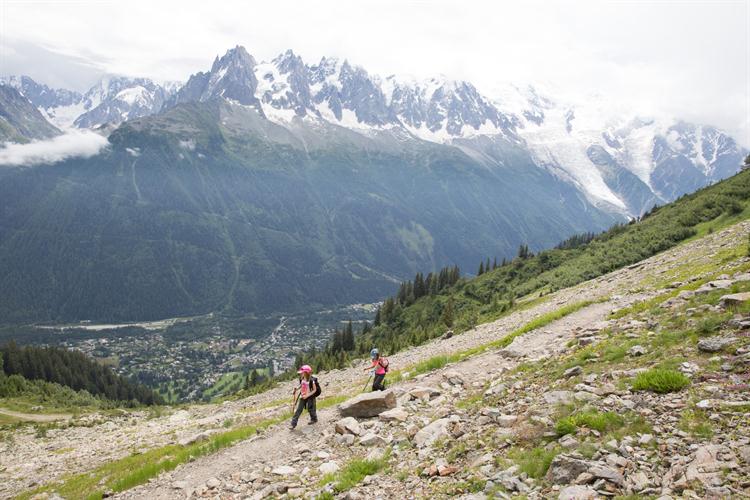 Wafa et Eloise chantonnent sur le sentier