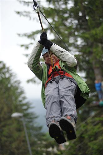 Et Paul se prend pour Tarzan!