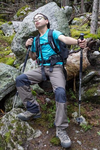 Augustin pose en profitant de se ressourcer sur un siège bien naturel !