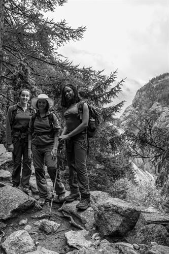 Amaia, Elodie et Aurane posent devant la morraine de la Mer de Glace