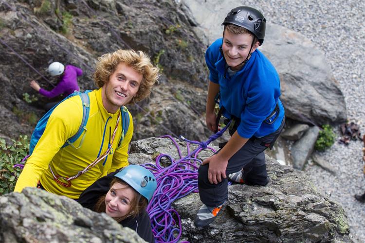 Laura, Nicolas et leur guide Tristian durant la première longueur de la voie