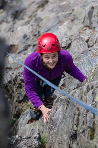 Amaia me décroche un sourire en plein milieu de la paroi !